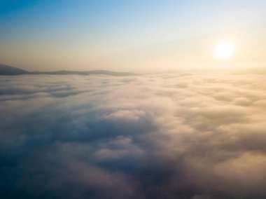 Bulutların üstünde yüksek bir uçuş. Hava aracı görünümü.