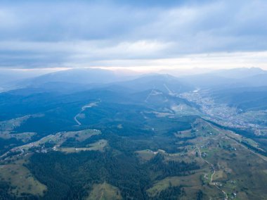 Ukrayna Karpatlarının dağlarında yüksek uçuş. Hava aracı görünümü.