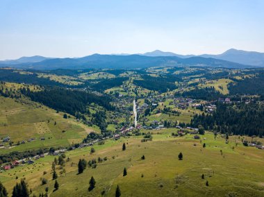 Yazın Ukrayna Karpatları 'nın yeşil dağları. Güneşli açık bir gün. Hava aracı görünümü.