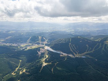 Yazın Ukrayna Karpat Dağları 'nın yeşil yamaçlarında. Bulutlu bir sabah, alçak bulutlar. Hava aracı görünümü.