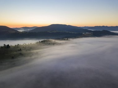 Ukrayna Karpatları 'nda sabah sisi. Hava aracı görünümü.