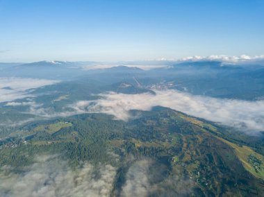 Ukrayna Karpatları 'nda sabah sisi. Hava aracı görünümü.