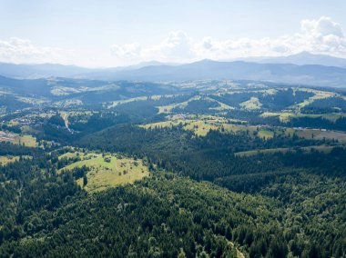 Yazın Ukrayna Karpatları 'nın yeşil dağları. Güneşli bir gün. Hava aracı görünümü.