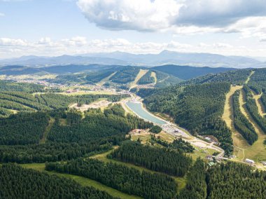 Yazın Ukrayna Karpat Dağları 'nın yeşil yamaçlarında. Bulutlu bir sabah, alçak bulutlar. Hava aracı görünümü.