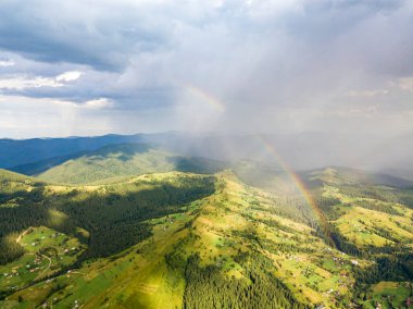 Ukrayna Karpatlarının dağlarında gökkuşağı. Hava aracı görünümü.