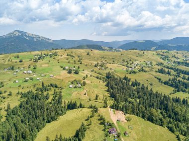 Yazın Ukrayna Karpatları 'nın yeşil dağları. Güneşli bir gün. Hava aracı görünümü.