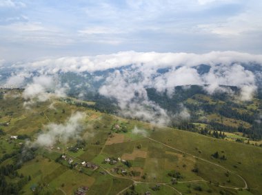 Ukrayna Karpatlarının dağlarında yüksek uçuş. Hava aracı görünümü.