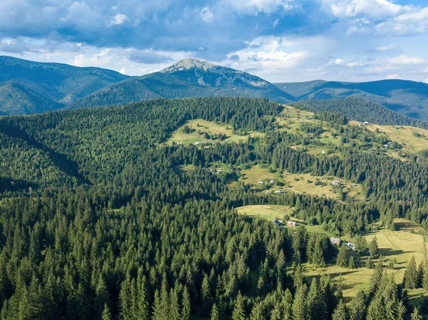 Groene Bergen Van Oekraïense Karpaten Zomer Zonnige Dag Zeldzame Wolken — Stockfoto