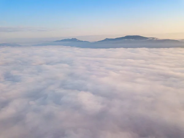 Vuelo Sobre Niebla Los Cárpatos Ucranianos Verano Montañas Horizonte Vista —  Fotos de Stock