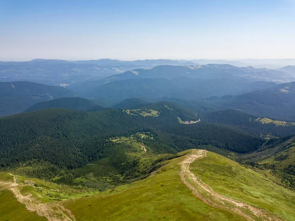 Wysokie Góry Karpat Ukraińskich Pochmurne Dni Widok Drona Powietrza — Zdjęcie stockowe