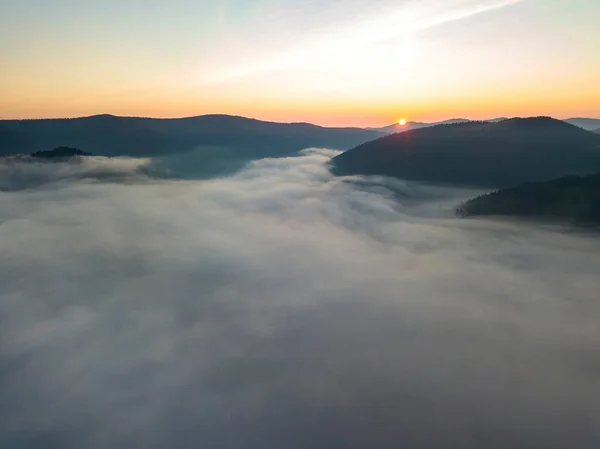 Sonnenaufgang Über Dem Nebel Den Ukrainischen Karpaten Drohnenblick Aus Der — Stockfoto