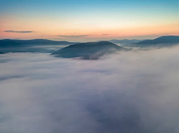Луч Рассвета Над Туманом Украинских Карпатах Воздушный Беспилотник — стоковое фото