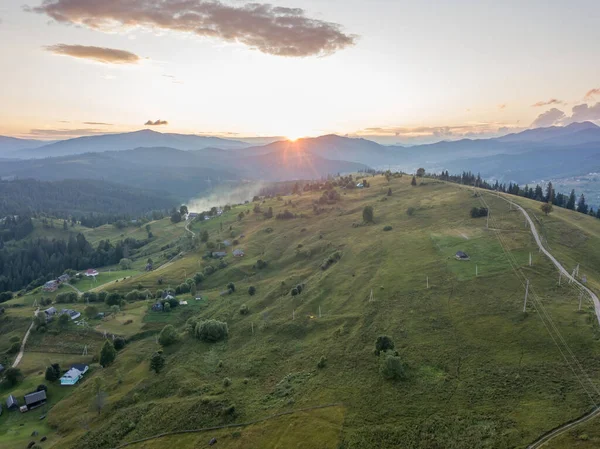 Puesta Sol Sobre Las Montañas Los Cárpatos Ucranianos Vista Aérea — Foto de Stock