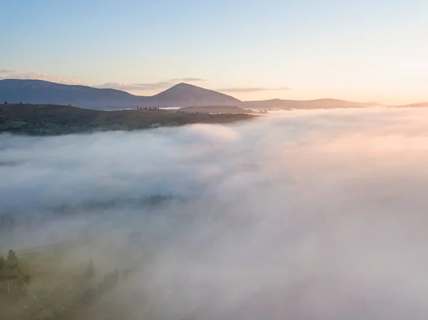 Amanecer Sobre Niebla Los Cárpatos Ucranianos Vista Aérea Del Dron —  Fotos de Stock