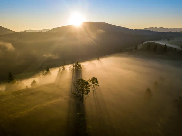 Die Strahlen Der Morgensonne Durch Den Nebel Den Bergen Drohnenblick — Stockfoto