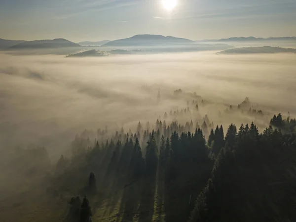 Die Strahlen Der Morgensonne Durch Den Nebel Den Bergen Drohnenblick — Stockfoto