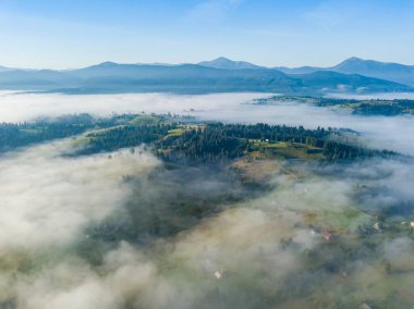 Ukrayna Karpatya dağlarında sabah sisi. Hava aracı görünümü.