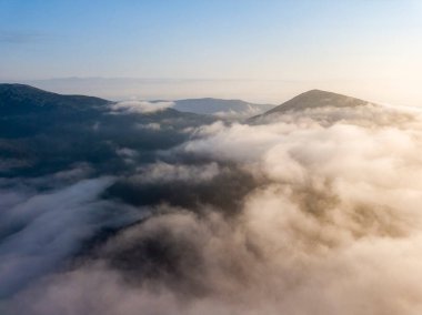 Ukrayna Karpatları 'nda sabah sisi. Hava aracı görünümü.