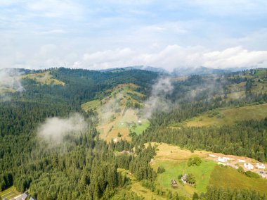 Ukrayna Karpatlarının dağlarında yüksek uçuş. Hava aracı görünümü.