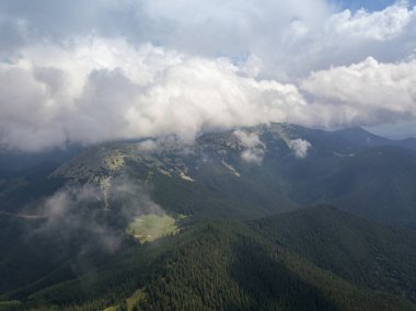 Yazın Ukrayna Karpatları 'nın yeşil dağları. Güneşli bir gün, nadir bulutlar. Hava aracı görünümü.