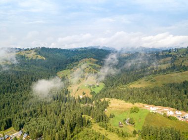 Ukrayna Karpatlarının dağlarında yüksek uçuş. Hava aracı görünümü.