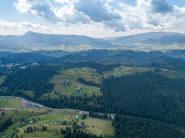 Yazın Ukrayna Karpatları 'nın yeşil dağları. Güneşli bir gün. Hava aracı görünümü.