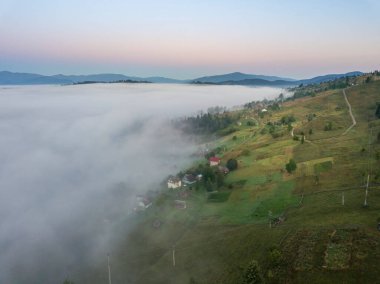 Sabah sisinde Ukrayna Karpatları 'na dağ yerleşimi. Hava aracı görünümü.
