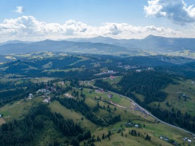Yazın Ukrayna Karpatları 'nın yeşil dağları. Güneşli bir gün. Hava aracı görünümü.