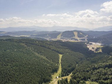 Yazın Ukrayna Karpatları 'nın yeşil dağları. Güneşli bir gün, nadir bulutlar. Hava aracı görünümü.