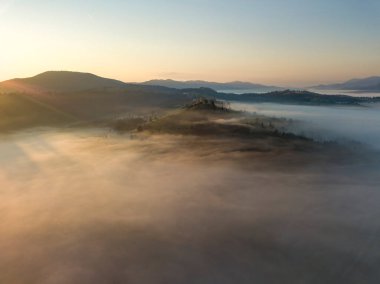 Ukrayna Karpatları 'nda sabah sisi. Hava aracı görünümü.