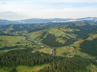 Yazın Ukrayna Karpatları 'nın yeşil dağları. Hava aracı görünümü.