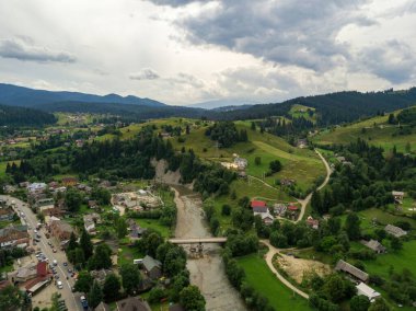 Ukrayna Karpatları 'nın dağlarına yerleşmek. Hava aracı görünümü.