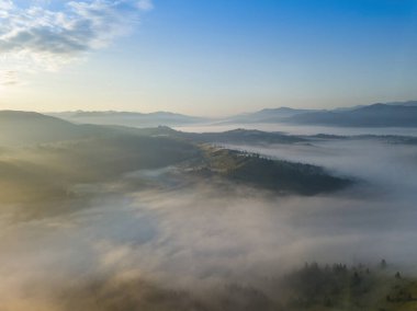 Ukrayna Karpatları 'nda sabah sisi. Hava aracı görünümü.