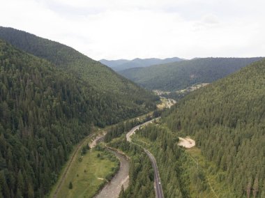 Yazın Ukrayna Karpatları 'nın yeşil dağları. Hava aracı görünümü.
