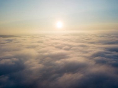 Bulutların üstünde yüksek bir uçuş. Hava aracı görünümü.
