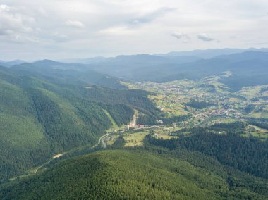 Yazın Ukrayna Karpatları 'nın yeşil dağları. Hava aracı görünümü.