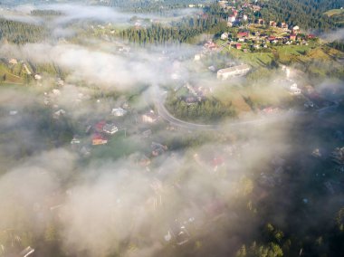 Sabah sisinde Ukrayna Karpatları 'na dağ yerleşimi. Hava aracı görünümü.