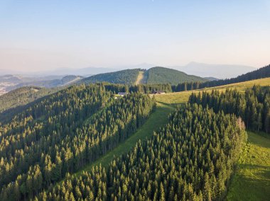 Güneşli havada Ukrayna Karpatlarının yüksek dağları. Hava aracı görünümü.