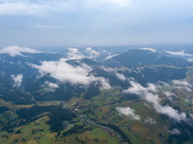 Ukrayna Karpatlarının dağlarında yüksek uçuş. Hava aracı görünümü.