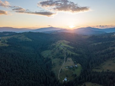 Ukrayna Karpatları 'ndaki dağların üzerinden gün batımı. Hava aracı görünümü.