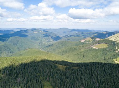 Güneşli havada Ukrayna Karpatlarının yüksek dağları. Hava aracı görünümü.