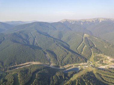 Güneşli havada Ukrayna Karpatlarının yüksek dağları. Hava aracı görünümü.