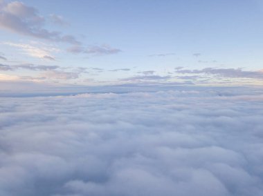 Bulutların üstünde yüksek bir uçuş. Hava aracı görünümü.