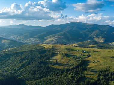 Yazın Ukrayna Karpatları dağları. Hava aracı görünümü.