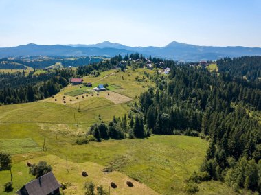 Yazın Ukrayna Karpatları 'nın yeşil dağları. Güneşli açık bir gün. Hava aracı görünümü.