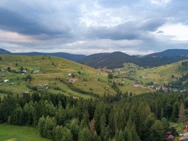 Yazın Ukrayna 'nın yeşil Karpatları. Hava aracı görünümü.