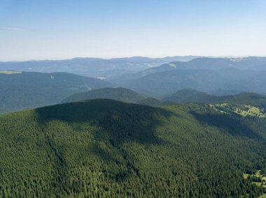 Bulutlu havada Ukrayna Karpatlarının yüksek dağları. Hava aracı görünümü.