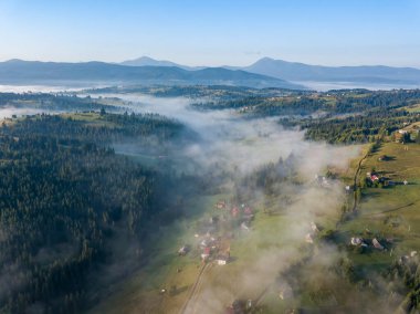 Bir yaz sabahı Ukrayna Karpatları dağları. Hava aracı görünümü.