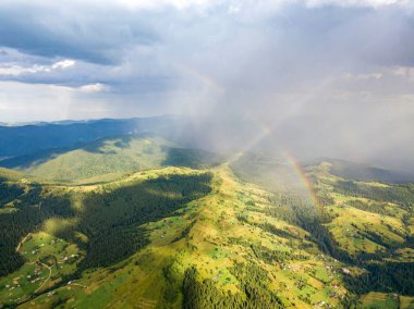 Ukrayna Karpatlarının dağlarında gökkuşağı. Hava aracı görünümü.