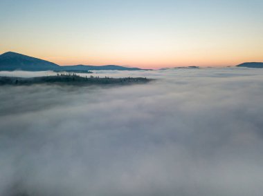 Ukrayna Karpatları 'nda sabah sisi. Hava aracı görünümü.
